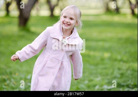 Portrait de heureuse petite fille portant un manteau rose Banque D'Images