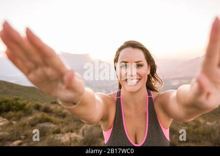 Portrait du Happy plus-Size-Model faisant des sports dans la campagne au coucher du soleil Banque D'Images