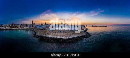 Lufttaufnahme, Italien, Pouulien, Altstadt von Monopoli, in der Dämmerung Banque D'Images