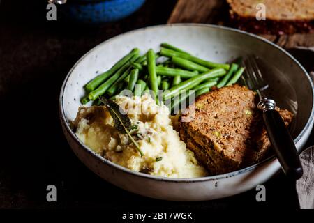 Assiette de purée de pommes de terre avec haricots verts et pain de viande Banque D'Images