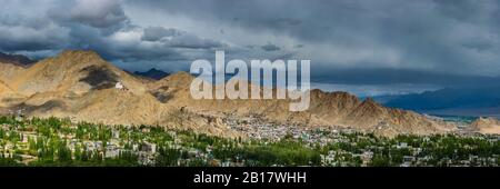 DAS Kloster Namgyal Tsemo Gompa auf dem Tsenmo-Hgel, ein Aussichtspunkt ber Leh, Ladakh, Jammu und Kaschmir, Indien, Asien Banque D'Images