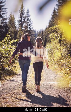 Mère randonnée avec fille dans les montagnes, vue arrière Banque D'Images