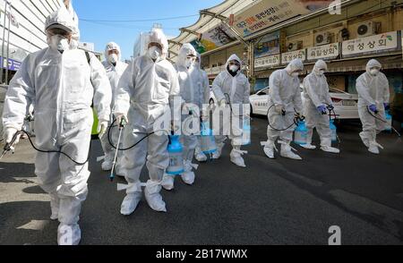 (200224) -- BEIJING, 24 février 2020 (Xinhua) -- les membres du personnel désinfectent un marché à Daegu, Corée du Sud, 23 février 2020. À 16 h, heure locale, le nombre de patients infectés en Corée du Sud s'élevait à 602, contre 169 par rapport à la journée précédente. Les Centres coréens de lutte et de prévention des maladies (KCDC) ont mis à jour le chiffre deux fois par jour à 10 h et à 17 h, heure locale. Le nombre de morts est passé de deux à cinq. (NESMSI/document d'information via Xinhua) Banque D'Images