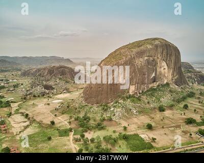 Nigeria, Niger State, Abuja, vue aérienne du monolithe Zuma Rock Banque D'Images