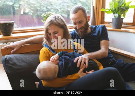 Bonne famille sur le canapé avec un petit fils pour dormir Banque D'Images