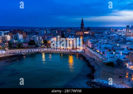 Lufttaufnahme, Italien, Pouulien, Altstadt von Monopoli, in der Dämmerung Banque D'Images