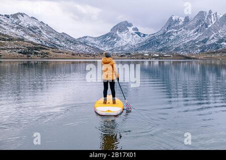 Femme debout paddle surf, Leon, Espagne Banque D'Images