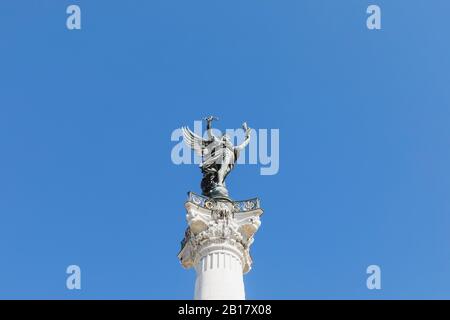 France, Gironde, Bordeaux, vue sous peu de la colonne du Monument aux Girondins, debout contre le ciel bleu clair Banque D'Images