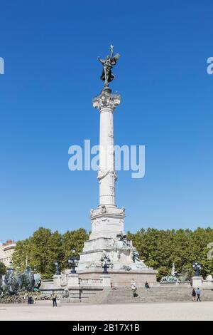 France, Gironde, Bordeaux, vue sous peu de la colonne du Monument aux Girondins, debout contre le ciel bleu clair Banque D'Images