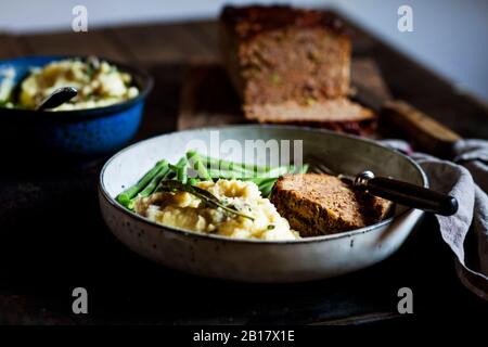 Assiette de purée de pommes de terre avec haricots verts et pain de viande Banque D'Images