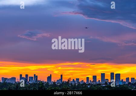 Atterrissage en avion sur Miami City au coucher du soleil Banque D'Images