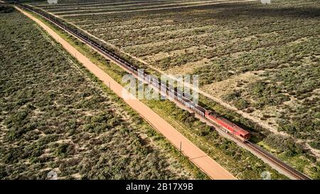 Afrique du Sud, Cap occidental, vue aérienne du train de marchandises qui passe par les champs Banque D'Images