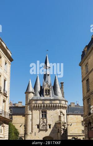 France, Gironde, Bordeaux, ciel bleu clair au-dessus de la porte médiévale de la porte Cailhau Banque D'Images