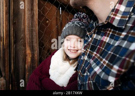 Portrait de la fille souriante avec son père dehors en hiver Banque D'Images