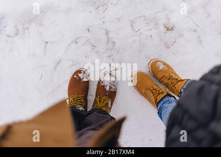 Couple portant des bottes en cuir en hiver Banque D'Images