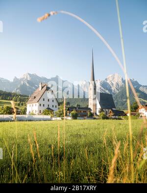 Autriche, Salzbourg Land, Pinzgau, village de Maria Alm am Steinernen Meer au coucher du soleil Banque D'Images