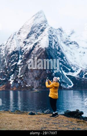 Tourisme prendre une photo de smartphone à Hamnoy, Lofoten, Norvège Banque D'Images