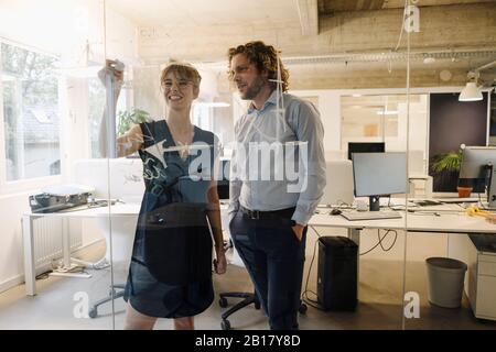 Homme d'affaires et femme d'affaires travaillant sur un projet au bureau Banque D'Images