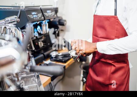 Gros plan du barista au travail dans un café Banque D'Images