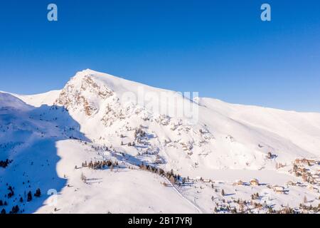 Autriche, Carinthie, Reichenau, Nockberge, Falkert, montagne enneigée le jour ensoleillé Banque D'Images