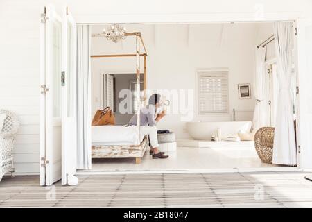 Man sitting on bed Banque D'Images
