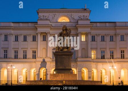 Palais présidentiel éclairé avec monument de Nicolaus Copernicus au premier plan, Varsovie, Pologne Banque D'Images