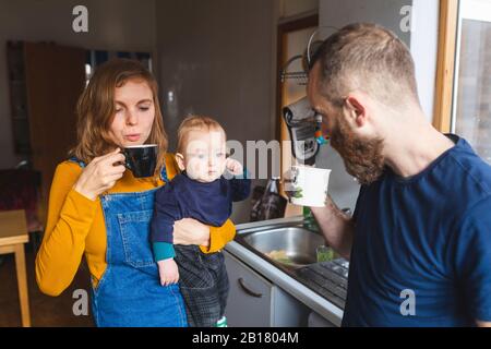 Famille dans la cuisine à la maison Banque D'Images