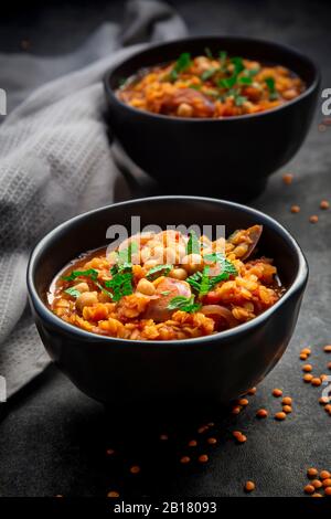 Dose Studio de soupe de lentilles et de pois chiches (lentilles rouges, pois chiches, tomates, oignons rouges, menthe) Banque D'Images