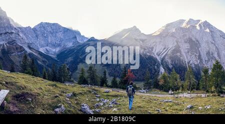 Homme randonnée dans les montagnes de Karwendel en automne, Hinteriss, Autriche Banque D'Images