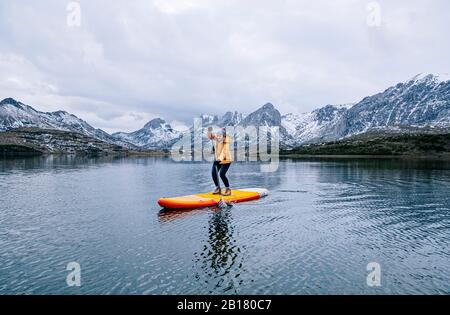 Femme debout paddle surf, Leon, Espagne Banque D'Images