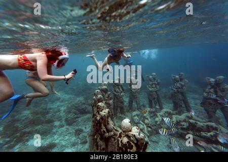 Plongée avec tuba près de la sculpture sous-marine réalisée par Jason deCaires Taylor, île de Gili Meno, Bali, Indonésie Banque D'Images