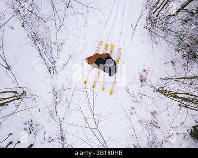 Vue aérienne d'un couple avec skis dans la forêt, région de Leningrad, Russie Banque D'Images