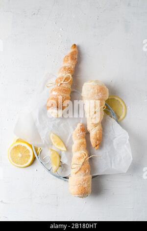 Studio avec une dose de pâtisseries remplies de crème de citron Banque D'Images