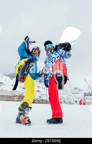 Portait de skieur et de snowboarder heureux dans le domaine skiable Banque D'Images