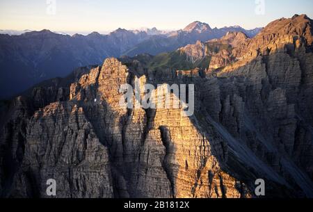 Autriche, Tyrol, Axamer Lizum, Kalkkogel montagne à la lumière du premier matin Banque D'Images