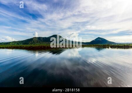 Océanie, Papouasie-Nouvelle-Guinée, Île de Nouvelle-Bretagne, vue des volcans Tavurvur et Vulcan à travers la mer Banque D'Images