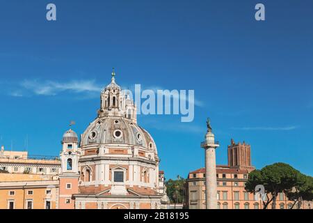 Italie, Rome, ciel bleu clair sur la colonne Santa Maria di Loreto et chevaux de Troie Banque D'Images