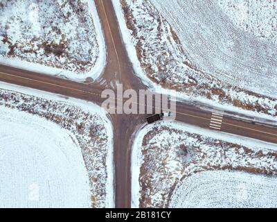 Russie, région de Moscou, vue aérienne sur les champs couverts de routes et de neige Banque D'Images