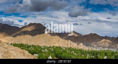 DAS Kloster Namgyal Tsemo Gompa auf dem Tsenmo-Hgel, ein Aussichtspunkt ber Leh, Ladakh, Jammu und Kaschmir, Indien, Asien Banque D'Images