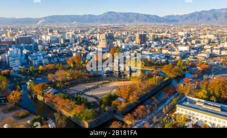 Vue aérienne lever du soleil du château de Matsumoto à Nagano City, Japon Banque D'Images