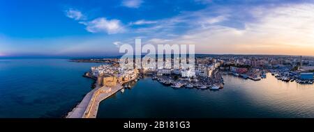 Lufttaufnahme, Italien, Pouulien, Altstadt von Monopoli, in der Dämmerung Banque D'Images