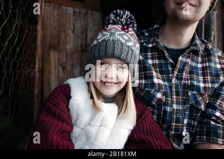 Portrait de la fille souriante avec son père dehors en hiver Banque D'Images