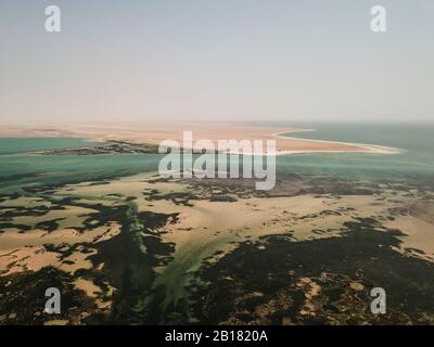 Mauritanie, Nouadibou, vue aérienne du désert et de l'océan Banque D'Images