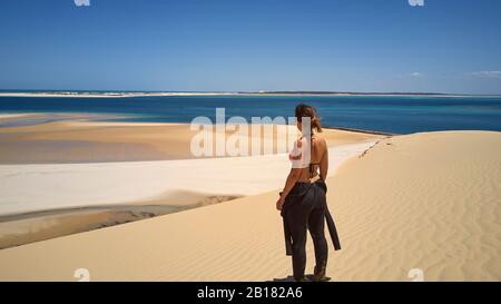 Mozambique, archipel de Bazaruto, Femme dans un costume de plongée aux dunes de Bazaruto et à l'océan Indic Banque D'Images