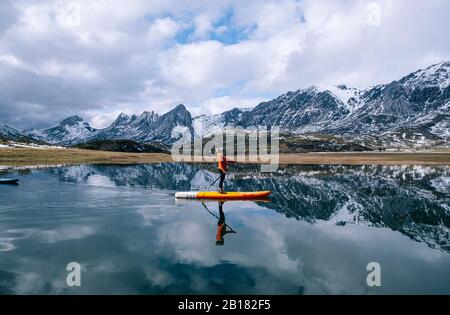 Femme debout paddle surf, Leon, Espagne Banque D'Images