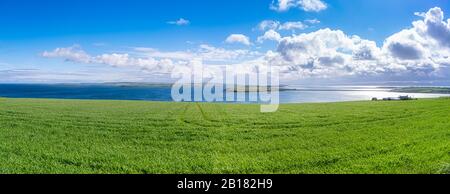 Ecosse, Orkney Islands, vue sur Kirk Sound et vers l'une des Barrières Churchill sur le côté droit et vers Scapa Flow Beyond. L'Ita Banque D'Images