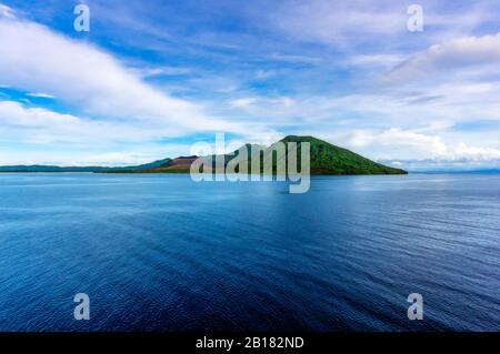 Océanie, Papouasie-Nouvelle-Guinée, Île de Nouvelle-Bretagne, vue des volcans Tavurvur et Vulcan à travers la mer Banque D'Images