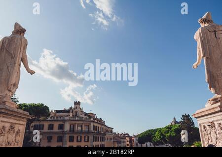 Italie, Rome, statues de Castor contre le ciel bleu Banque D'Images