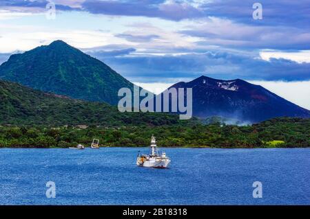 Océanie, Papouasie-Nouvelle-Guinée, Île de Nouvelle-Bretagne, vue des volcans Tavurvur et Vulcan à travers la mer Banque D'Images