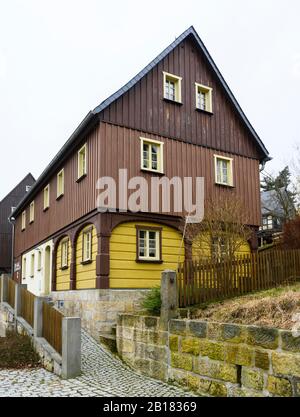 Hinterhermsdorf, Allemagne. 20 février 2020. Une maison d''Umgebinde rénovée et restaurée peut être vue à Hinterhermsdorf. Les maisons à colombages de Haute-Lusace, construites pour la plupart au milieu du XIXe siècle, caractérisent encore l'architecture du village de Haute-Lusace, une région située dans le sud-est de la république, près de la frontière avec la République tchèque. Crédit: Matthias Rietschel/dpa-Zentralbild/ZB/dpa/Alay Live News Banque D'Images